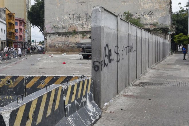 Prefeitura de São Paulo nega que muro confine pessoas na Cracolândia